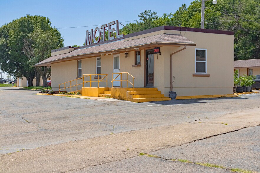 More Photos Of 820 S Washington St, Junction City Hotel For Sale