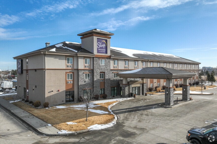 Primary Photo Of 1350 S 42nd St, Grand Forks Hotel For Sale