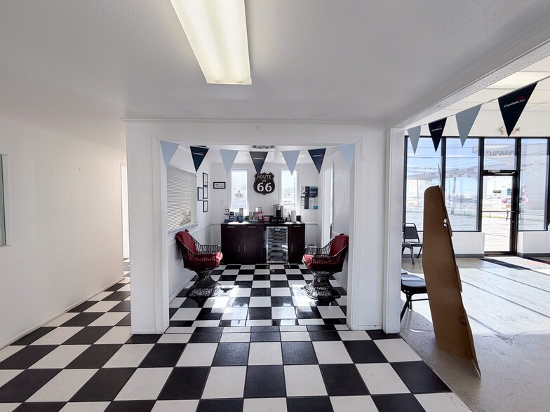 More Photos Of 9600 N I-35, San Antonio Showroom For Lease