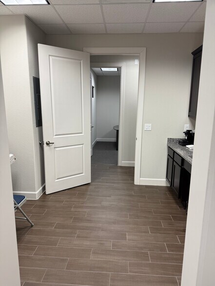 More Photos Of 633 E Fernhurst Dr, Katy Medical For Sale