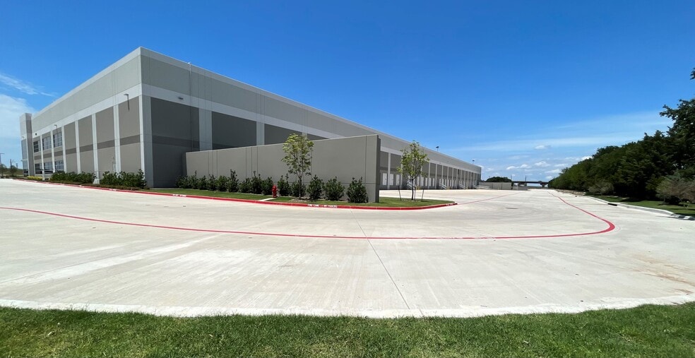 More Photos Of 1010 W Sandy Lake Rd, Coppell Showroom For Sale