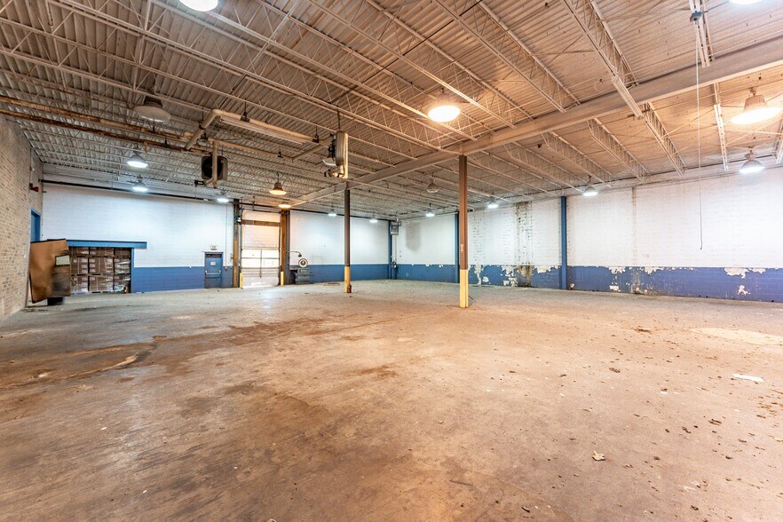 More Photos Of 200 Universal Dr, Centerville Distribution For Lease