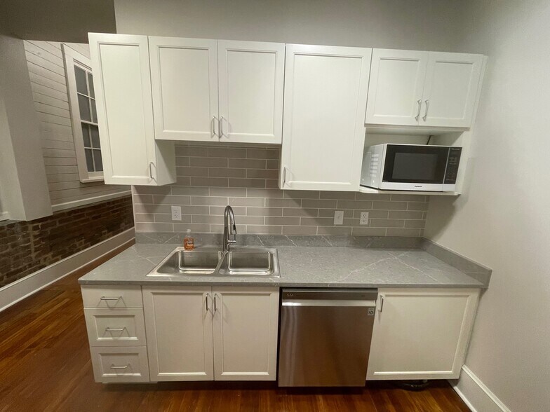 More Photos Of 121-129 N Main St, Mooresville Storefront Retail Office For Lease