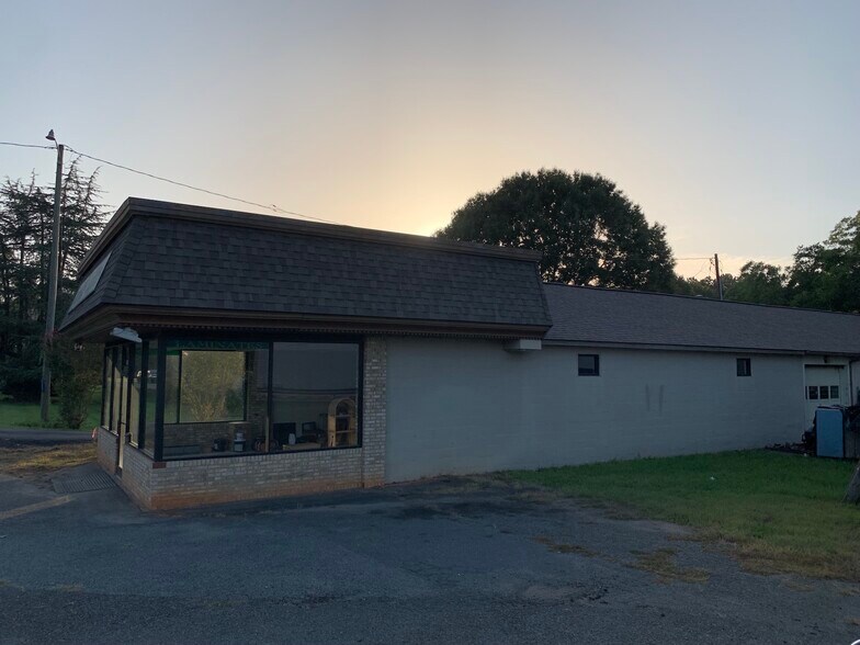 More Photos Of 8611 Fairview Rd, Charlotte Office For Lease