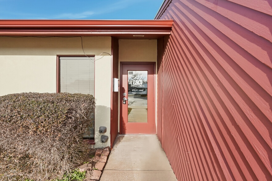 More Photos Of 1102-1108 Poplar Pl, Rogers Medical For Lease