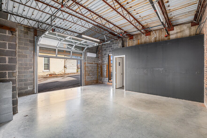 More Photos Of 2645 Madison Ave, Kansas City Apartments For Lease