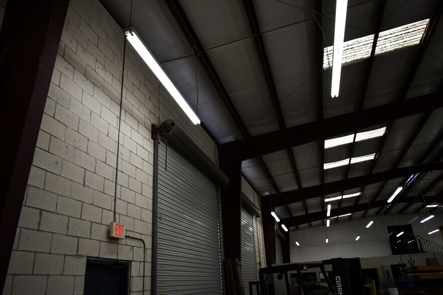 More Photos Of 2620 W Tidwell Rd, Houston Warehouse For Lease