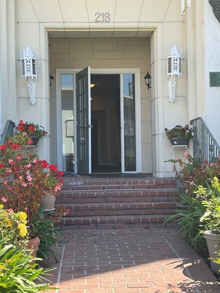 More Photos Of 218 S Tower Dr, Beverly Hills Apartments For Sale