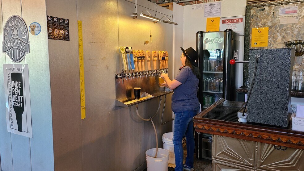 More Photos Of 221 6th St N, Texas City General Retail For Sale