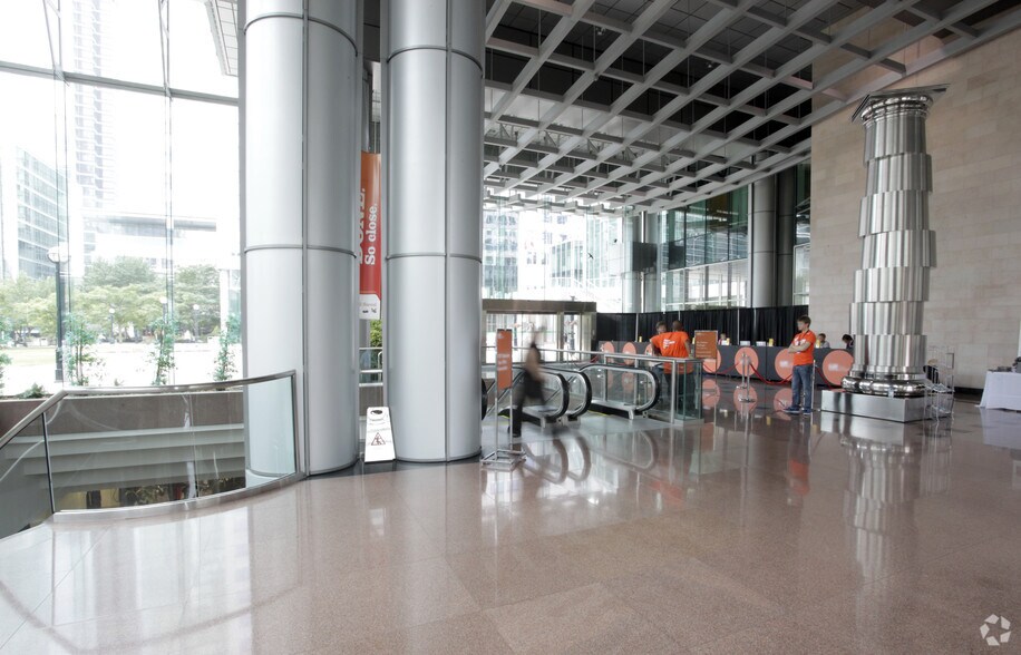 More Photos Of 225 King St W, Toronto Office For Lease