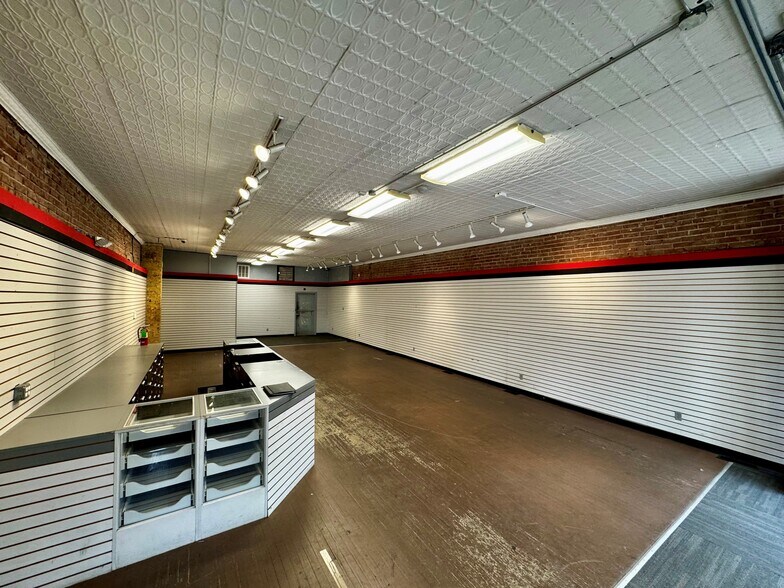 More Photos Of 900 Westport Rd, Kansas City Storefront Retail Office For Lease