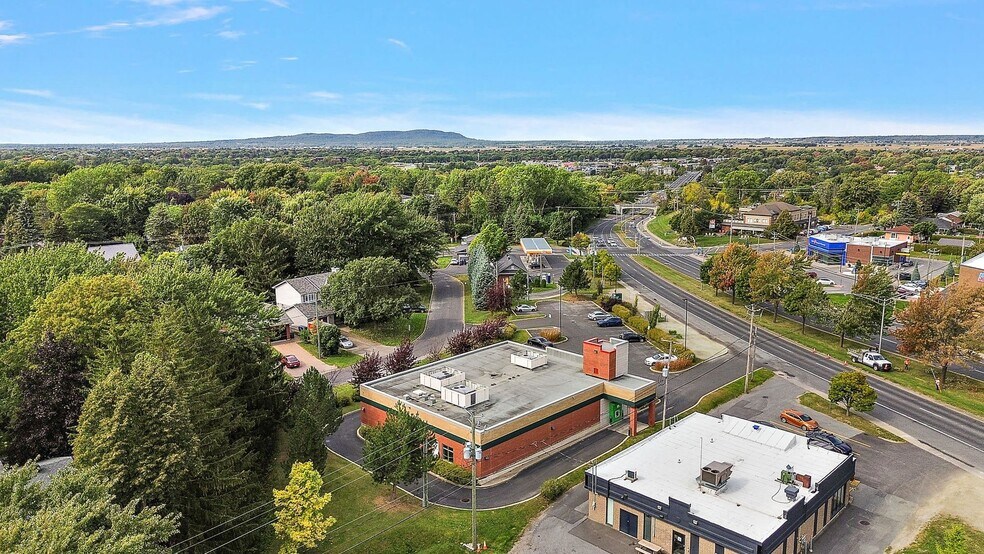 More Photos Of 280 Boul Sir-Wilfrid-Laurier, Mont-saint-hilaire Bank For Lease