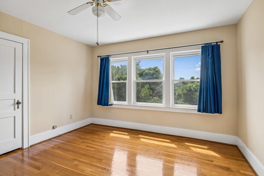 More Photos Of 609 W 7th St, Columbia Office For Sale