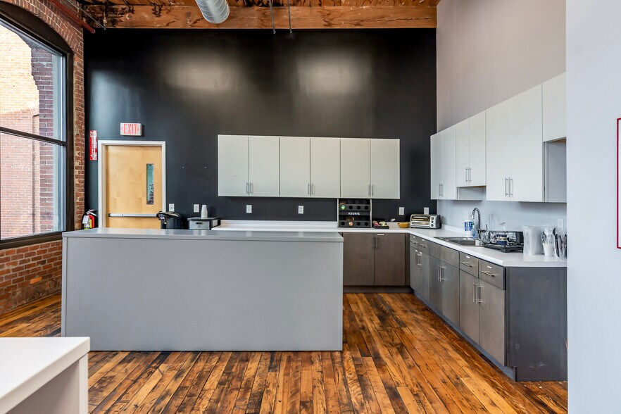 More Photos Of 1 Union St, Lawrence Office For Lease