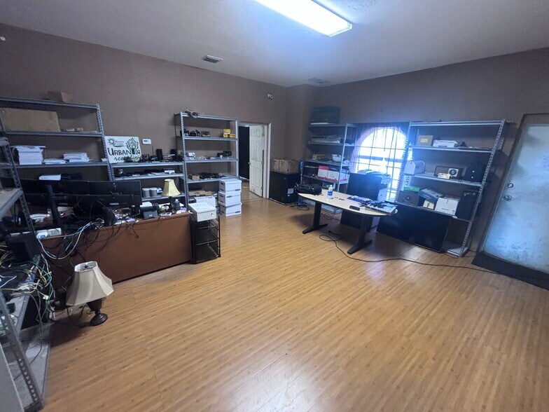 More Photos Of 6102 24th St E, Bradenton Warehouse For Lease