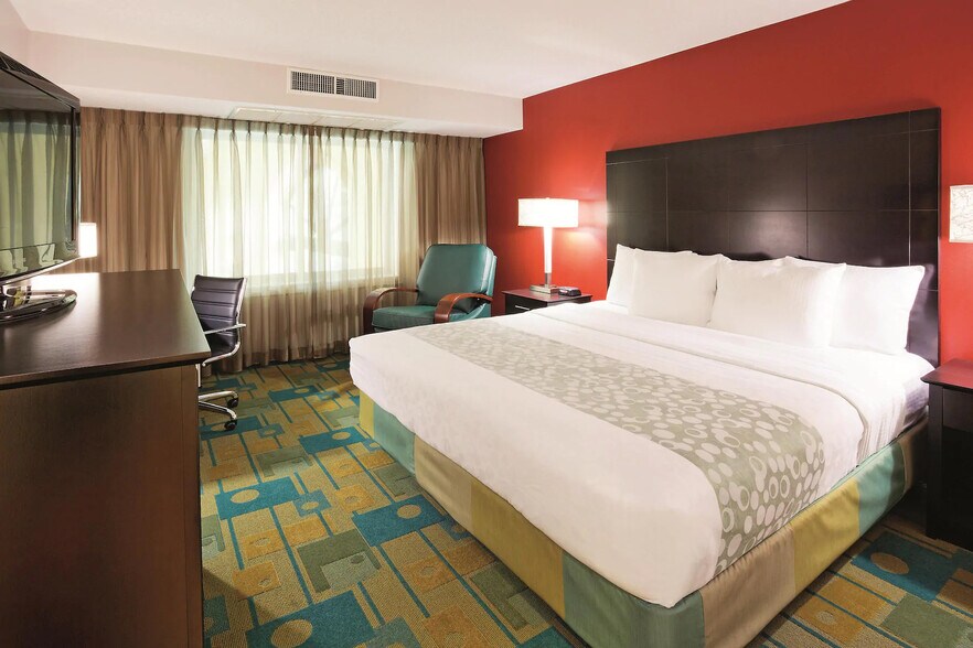 More Photos Of 5423 N Port Washington Rd, Glendale Hotel For Sale