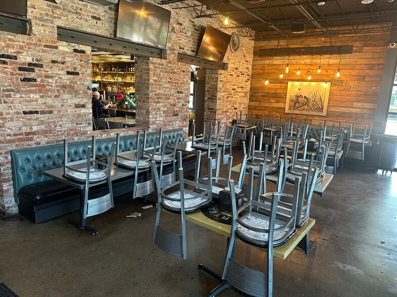More Photos Of 506 E Division St, Arlington Restaurant For Lease