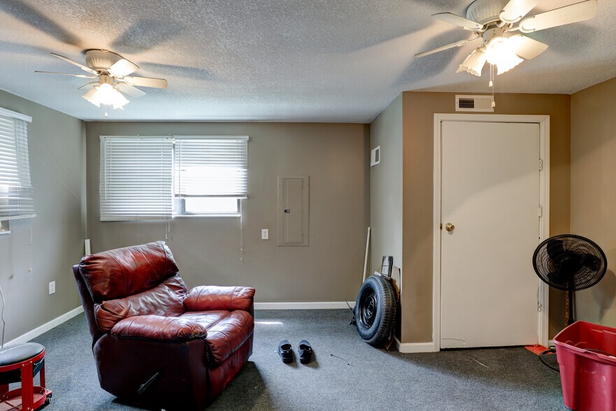 More Photos Of 206 & 208 S Meridian St, Washington Office For Sale