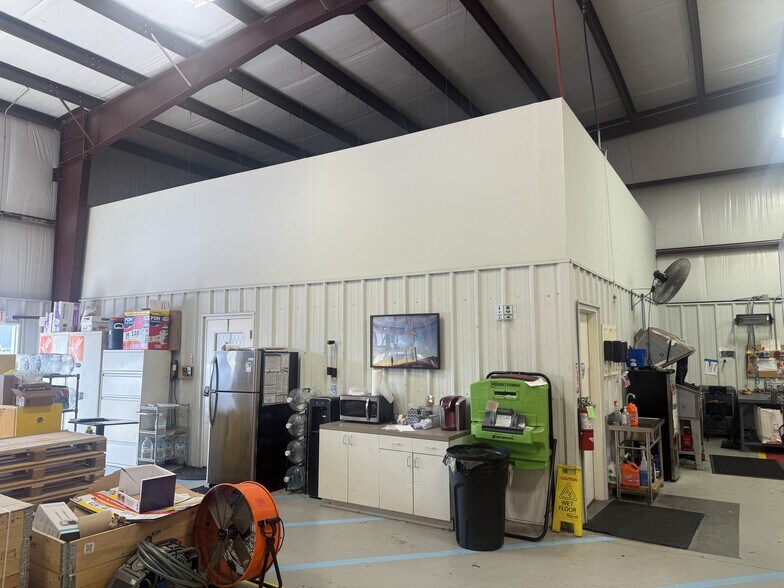 More Photos Of 11265 Windfern Rd, Houston Warehouse For Lease