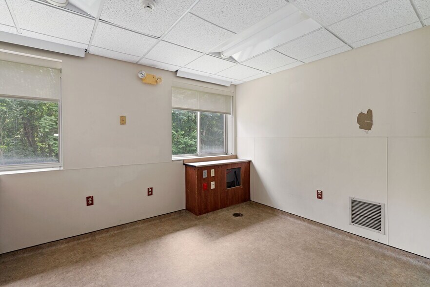 More Photos Of 4 Corwin Ct, Newburgh Medical For Sale