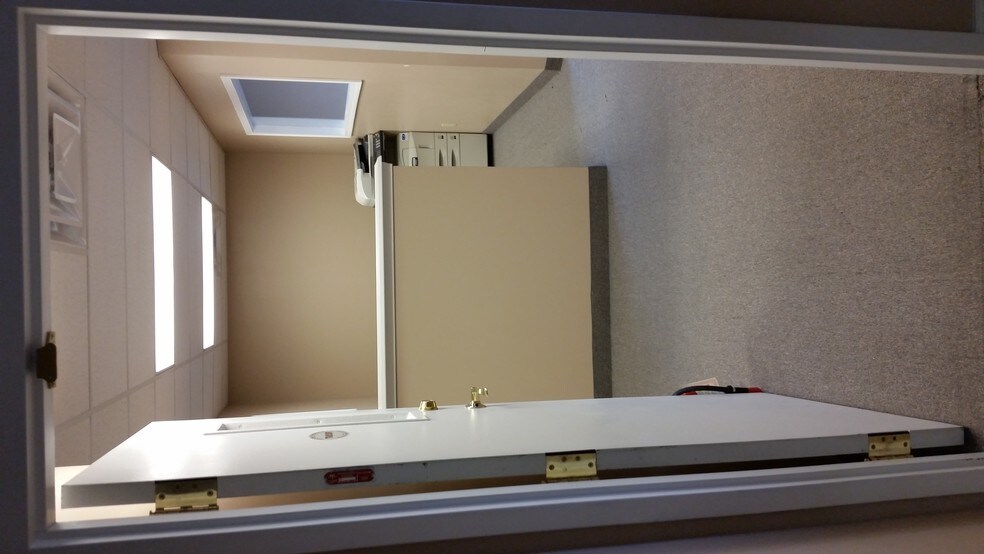 More Photos Of 601 N Shore Dr, Jeffersonville Medical For Sale