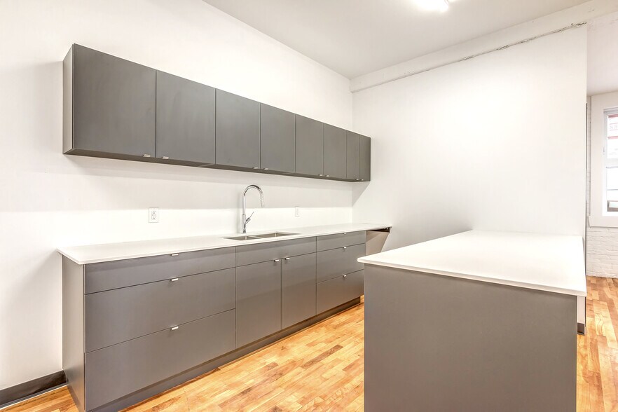 More Photos Of 2260 Av Aird, Montréal Light Distribution For Lease