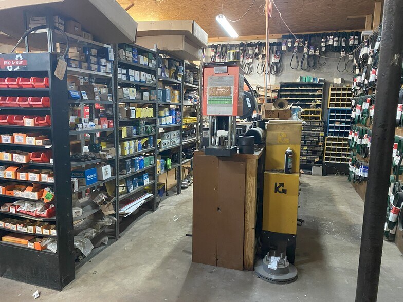 More Photos Of 320 S Mulberry St, Pearsall Auto Repair For Sale