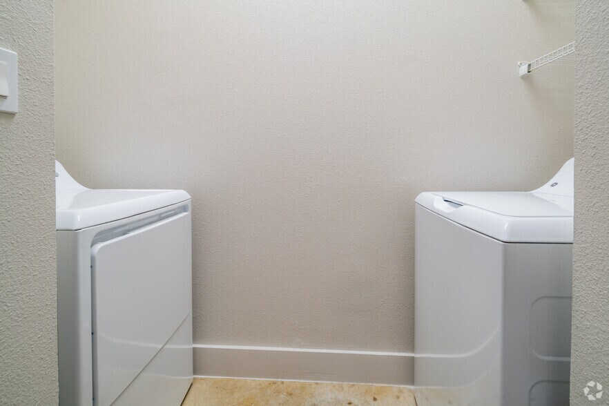 More Photos Of 100 N Santa Rosa St, San Antonio Apartments For Lease