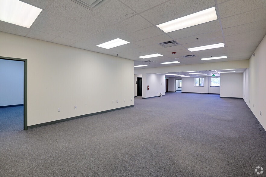 More Photos Of 2-100 Tower Office Park, Woburn Showroom For Lease