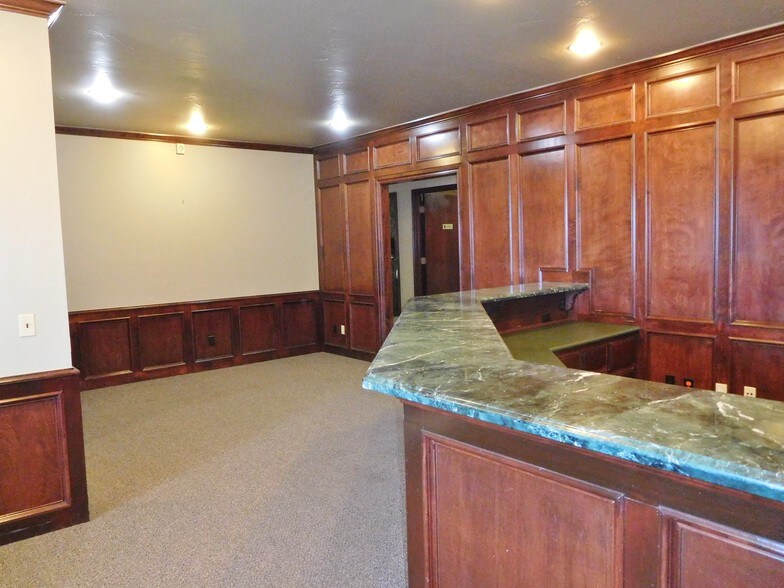 More Photos Of 400 S Mustang Rd, Yukon Office For Sale