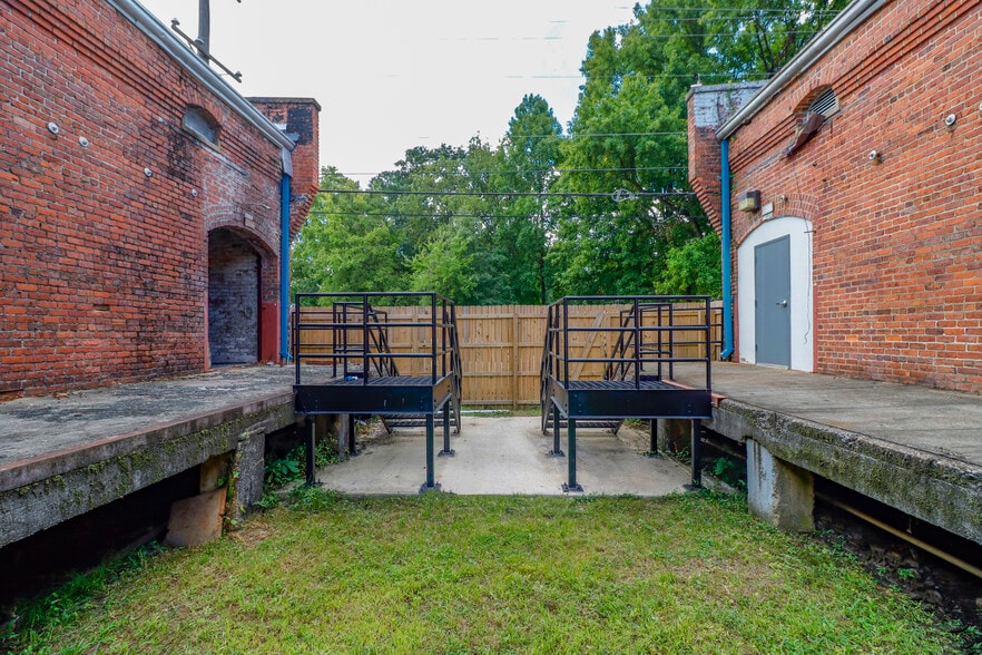 More Photos Of 827 Douglas Ave, Portsmouth Warehouse For Lease