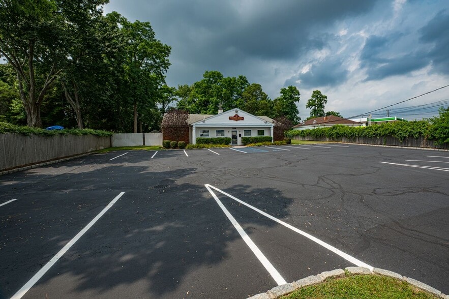 More Photos Of 1698 Roosevelt Ave, Bohemia Office For Sale