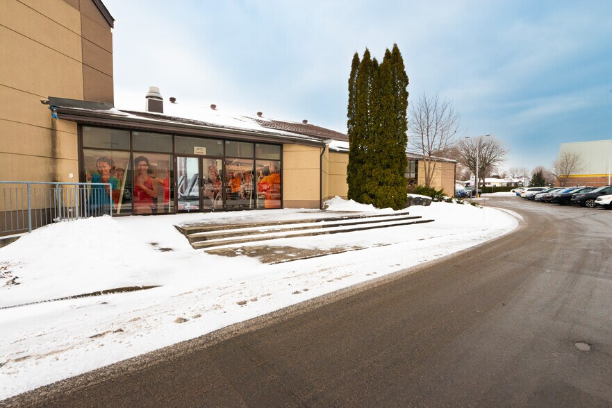 More Photos Of 47 Boul Saint-Jean-Baptiste, Châteauguay Sports And Entertainment For Lease