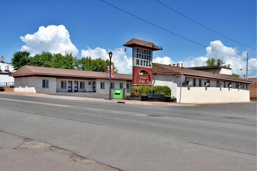 Primary Photo Of 100 Silver St, Hurley Hotel For Sale
