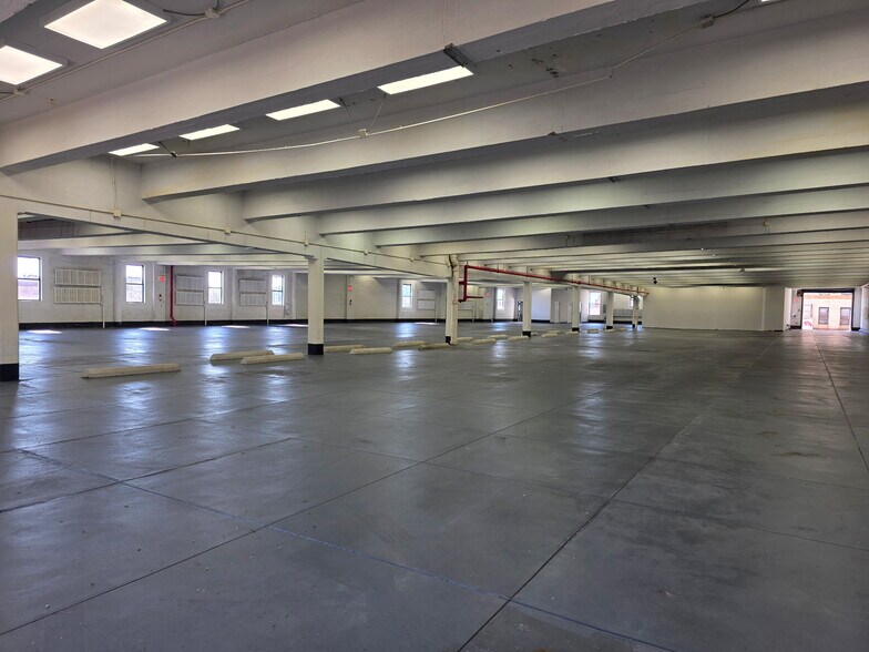 More Photos Of 305 E 182nd St, Bronx Light Manufacturing For Sale