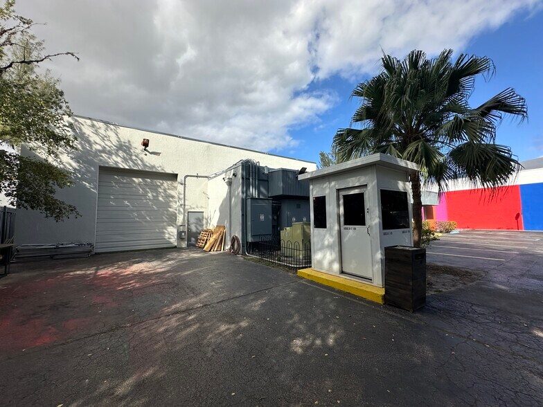 More Photos Of 2350 NW 96th Ave, Doral Flex For Lease