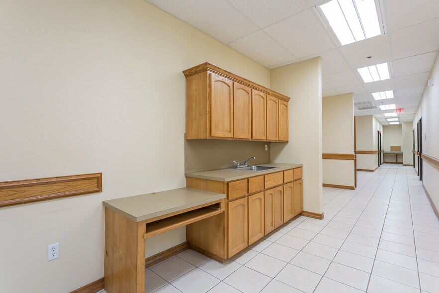 More Photos Of 1022 E Griffin Pky, Mission Medical For Sale