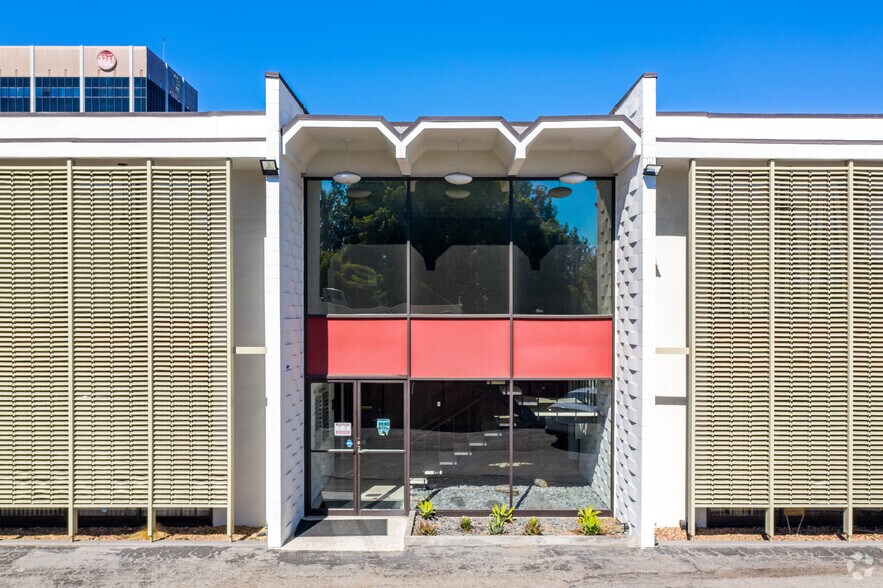 More Photos Of 3646 Long Beach Blvd, Long Beach Loft Creative Space For Lease