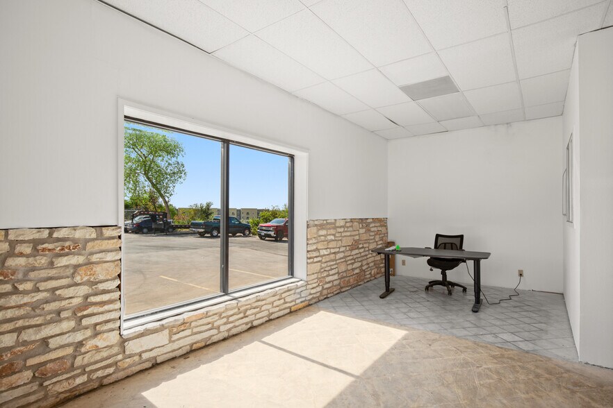 More Photos Of 9300 Brown Ln, Austin Warehouse For Lease