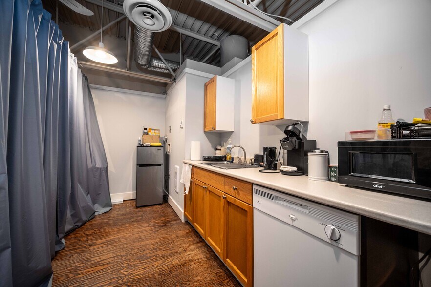 More Photos Of 9267-9295 Shaughnessy St, Vancouver Warehouse For Sale