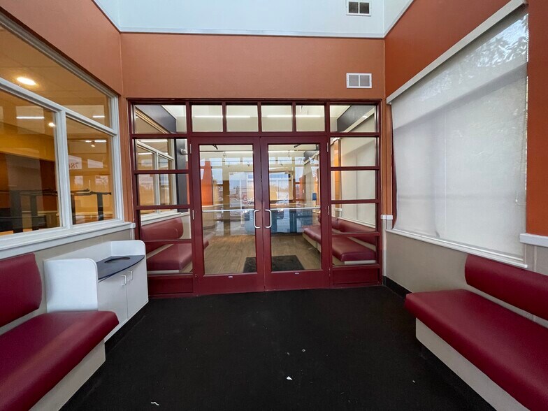 More Photos Of 7862 Montgomery Rd, Cincinnati Restaurant For Lease