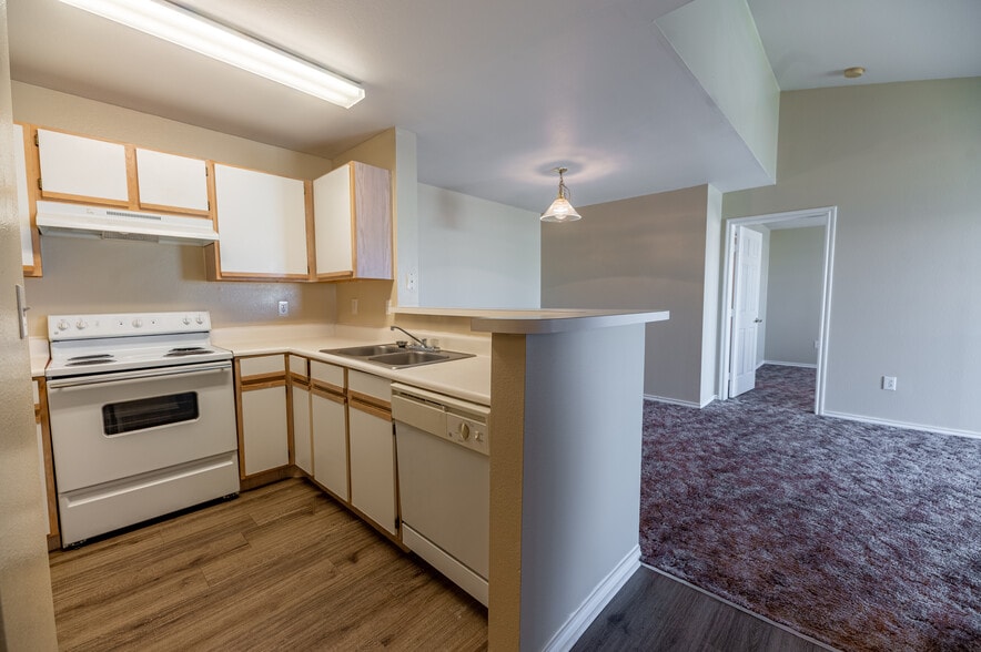 More Photos Of 300 Madison Ave, Childress Apartments For Sale
