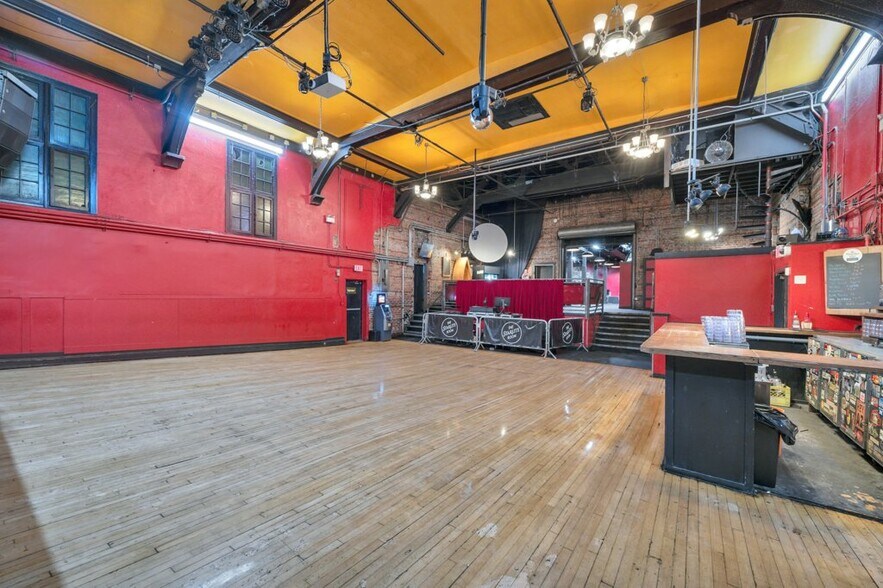 More Photos Of 10030 102nd St NW, Edmonton Bar For Sale