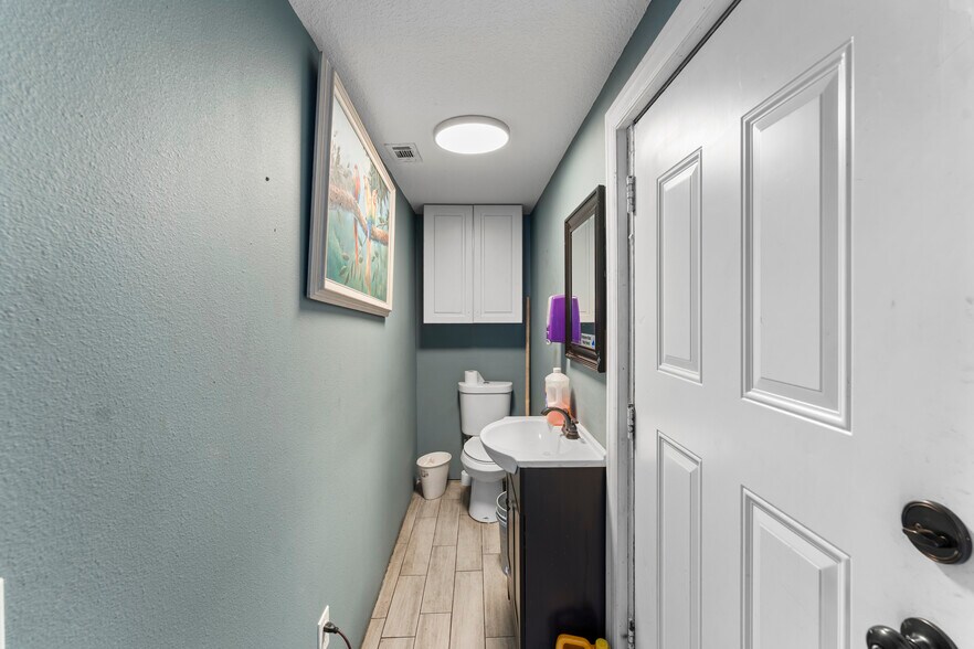 More Photos Of 5712 15th St, Bradenton Auto Dealership For Sale