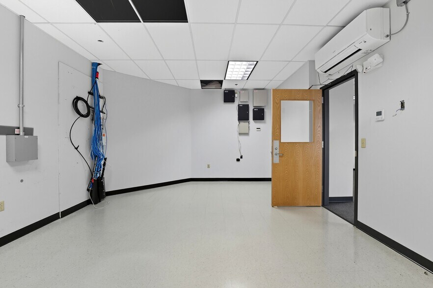 More Photos Of 25 Manchester St, Merrimack Loft Creative Space For Lease