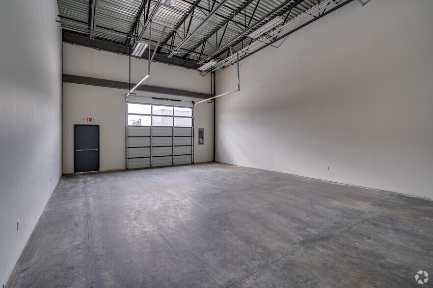 More Photos Of 4227 S Main St, Stafford Showroom For Lease