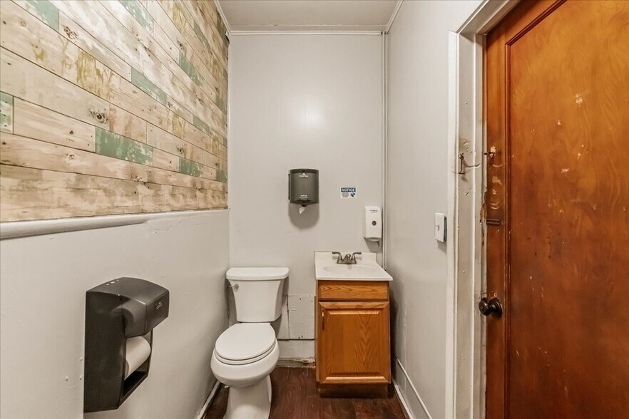 More Photos Of 21375 Main St, Lakehead General Retail For Sale