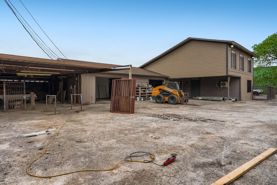 More Photos Of 11204 Bluff Bend Dr, Austin Light Manufacturing For Sale