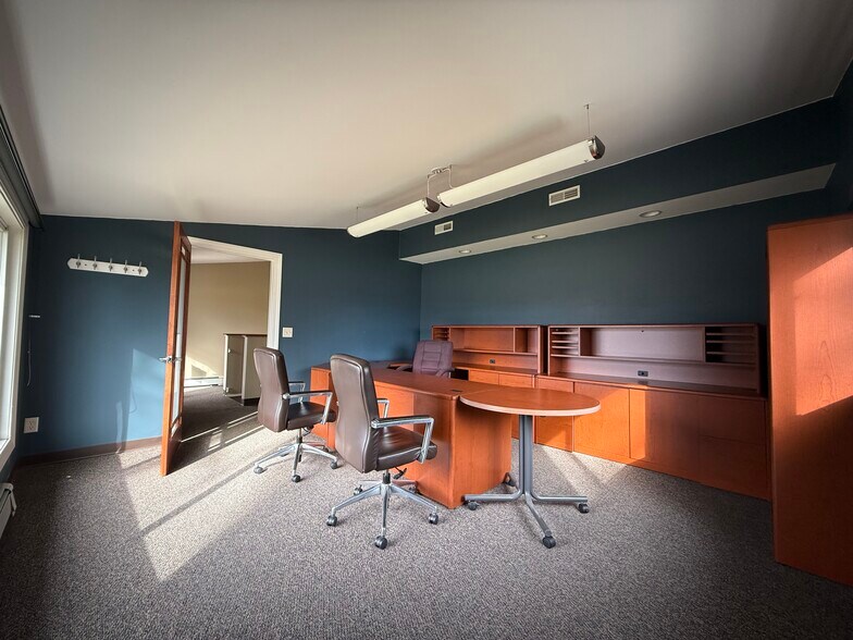 More Photos Of 870 Summit Ave, Oconomowoc Office For Sale