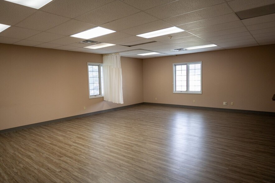 More Photos Of 639 S Walker St, Bloomington Office For Sale